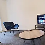 Free Parking - Stunning 2-Br Near Salford Royal